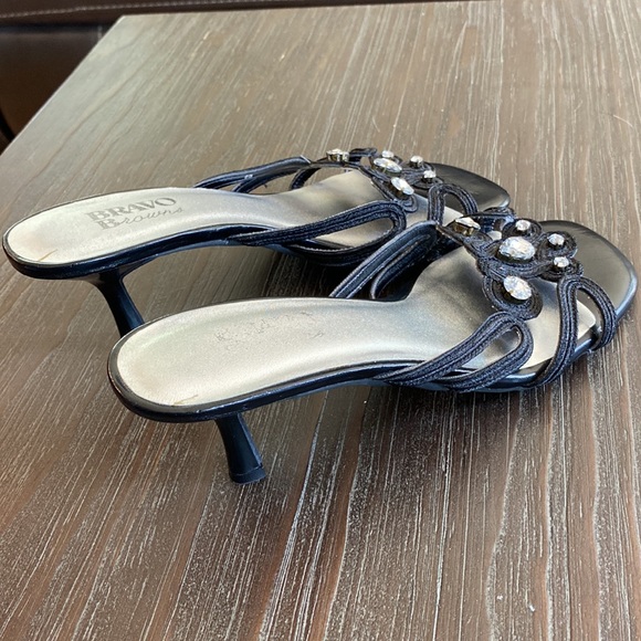 Ladies Browns sandals with rhinestone feature and leather soles. size 8B. - Picture 4 of 8